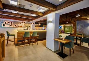ein Restaurant mit grünen Stühlen und einer Bar in der Unterkunft Badhotel Sternhagen in Cuxhaven