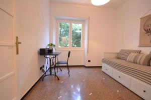 um quarto com uma cama, uma secretária e uma janela em Cosy Home Riviera Wi-fi, AC, terrace 3 BDR em Chiavari