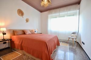 um quarto com uma cama e uma grande janela em Cosy Home Riviera Wi-fi, AC, terrace 3 BDR em Chiavari