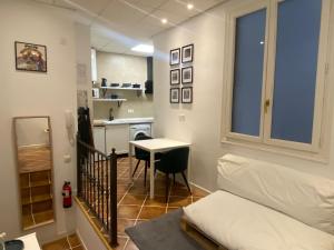 Habitación con cama, mesa y cocina. en Apartamento Puerta del Camino 1, en Bilbao