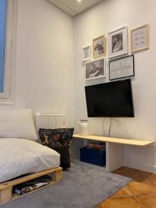 1 dormitorio con TV y escritorio con cama en Apartamento Puerta del Camino 1, en Bilbao