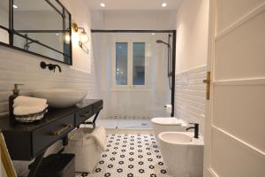 uma casa de banho branca com um lavatório e um WC em Cosy Home Riviera Wi-fi, AC, terrace 3 BDR em Chiavari