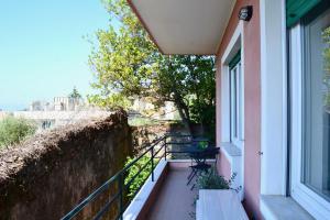 uma varanda de um edifício com uma janela e um banco em Cosy Home Riviera Wi-fi, AC, terrace 3 BDR em Chiavari