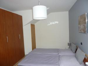 Postel nebo postele na pokoji v ubytování Ferienwohnung GALLO mit überdachter Terrasse Parkplatz 100 mtr z Strand + 4 fotografie