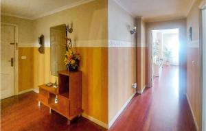 pokój z korytarzem z kolorową ścianą w obiekcie Beautiful Apartment In Moaña With Wifi w mieście Moaña