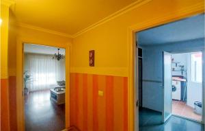 Pokój z żółtymi ścianami i otwartymi drzwiami w obiekcie Beautiful Apartment In Moaña With Wifi w mieście Moaña +3 zdjęcia