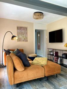 een woonkamer met een bank en een flatscreen-tv bij Bungalow 314 in Joachimsthal