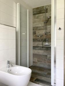 een badkamer met een douche en een witte wastafel bij Bungalow 314 in Joachimsthal