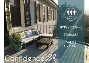 un cartel para un porche con sofá y banco en SEJOURAIXLESBAINS - Appartements Confidence hyper centre calme, en Aix-les-Bains