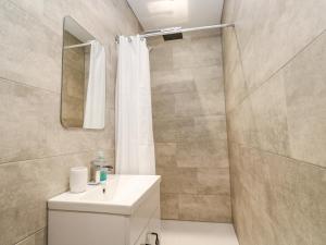 Un baño de Cinders Loft 34 fotos más