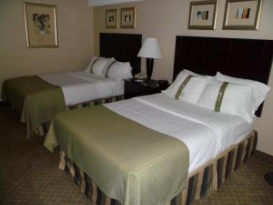 Tempat tidur dalam kamar di Holiday Inn Johnstown-Downtown, an IHG Hotel