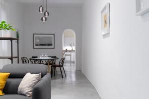 una sala de estar con un sofá y una mesa en San Frediano Elegant, en Florencia