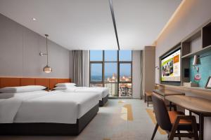 Rúm í herbergi á Home2 Suites by Hilton Shanwei Lufeng