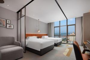 Rúm í herbergi á Home2 Suites by Hilton Shanwei Lufeng