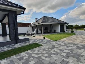 Budova, v ktorej sa apartmán nachádza + 14 fotografií