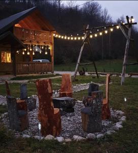 塞拉耶佛的住宿－Mysterylodge Bjelašnica Treskavica，院子里的一组木椅,有灯