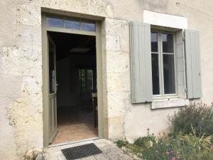une porte ouverte d'un bâtiment avec une fenêtre dans l'établissement La Saulainière, à Pontlevoy