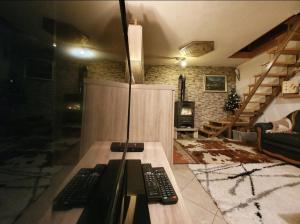 una sala de estar con 2 mandos a distancia sobre una mesa en Mysterylodge Bjelašnica Treskavica, en Sarajevo