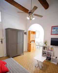 sala de estar con cama y ventilador de techo en 2EGA37 Studio en centre-ville, en Collioure