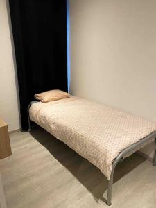 łóżko z poduszką w pokoju w obiekcie Appartement Essentiel w mieście Givet