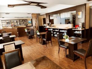 un restaurant avec des tables et des chaises ainsi qu'un bar dans l'établissement Smith's Hotel, à Baku