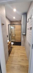 La salle de bains est pourvue d'une douche, de toilettes et d'un lavabo. dans l'établissement Apartament Green Forest, à Duszniki-Zdrój