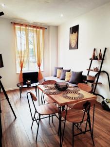 uma sala de estar com uma mesa e um sofá em ESCAPADE en CHAMPAGNE em Épernay