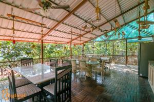 Ekayana Resorts and Agri Tourism, Mulshi في بيون: مطعم فيه طاولات وكراسي في خيمة
