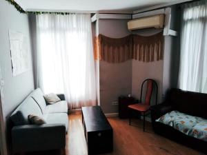 a living room with a couch and a chair at Apartamento 2 dormitorios Barrio Lavapies in Madrid