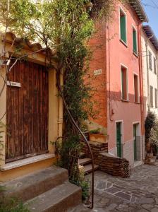 una casa con una puerta de madera y escaleras en la parte delantera en 2EGA37 Studio en centre-ville, en Collioure