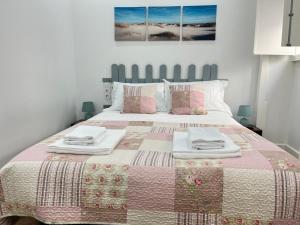 a bedroom with a bed with two plates on it at Casa da Ladeira - Figueira da Foz in Figueira da Foz
