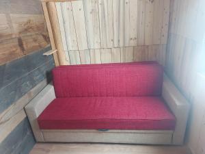 a pink bench in a room with a fence at Studio apartman Planinska Bajka in Olovo