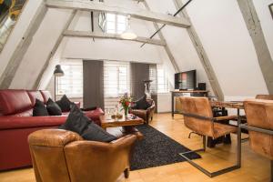 a living room with couches and a table at Fleischhauerhof in Lübeck