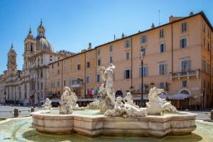 a fountain in the middle of a city with buildings at The Right Place 4U Roma Monteverde Al Palazzetto Apartment with Terrace&Garage in Rome