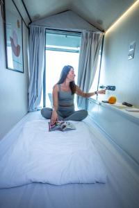 Postel nebo postele na pokoji v ubytování The O Pod Capsule Hotel