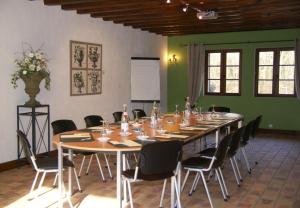 una gran sala de conferencias con una mesa larga y sillas en L'Orée des Chênes, The Originals Relais (Relais du Silence), en La Ferté-Saint-Aubin