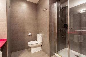 ein Bad mit einem WC und einer Dusche in der Unterkunft Casual Arriaga in Bilbao