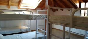 Palanda nebo palandy na pokoji v ubytování Casa Lixa Hotel Rural Albergue