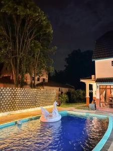 un cygne plastique dans l'eau d'une piscine dans l'établissement A'Famosa Villa V5 Garden Home Pool Villa Melaka, à Kampong Alor Gajah