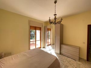 ガリポリにあるAppartamenti Alighieri con vistaのベッドルーム1室(ベッド1台、シャンデリア付)