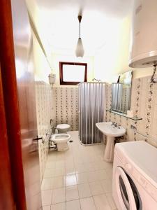 ガリポリにあるAppartamenti Alighieri con vistaのバスルーム(トイレ2つ、シンク、洗濯機付)
