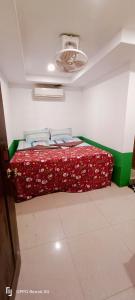 ein Schlafzimmer mit einem Bett mit einer roten Decke in der Unterkunft Family Guesthouse in Koh Rong