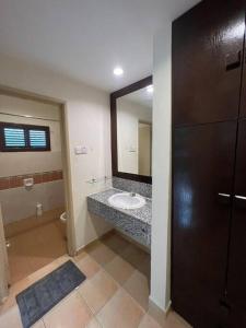 La salle de bains est pourvue d'un lavabo et d'un miroir. dans l'établissement A'Famosa Villa V5 Garden Home Pool Villa Melaka, à Kampong Alor Gajah