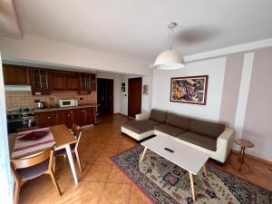 un soggiorno con un divano e un tavolo di Apartment in Skanderbeg Square - Tirana Center 1 a Tirana