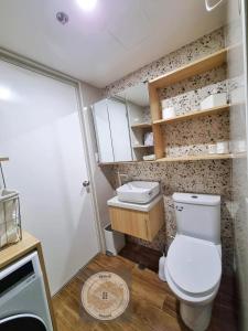 małą łazienkę z toaletą i umywalką w obiekcie Casa de Rosand w Cebu
