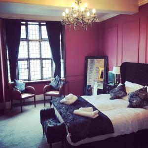 The Lady Elizabeth في سودبيري: غرفة نوم بسرير كبير عليها منشفتين