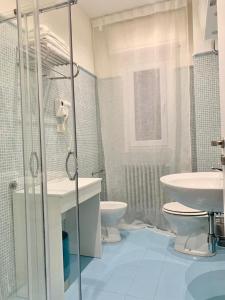 uma casa de banho com um chuveiro, um WC e um lavatório. em Terrazza Capruzzi em Bari