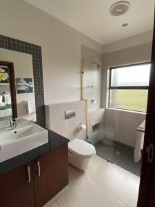 Ένα μπάνιο στο Luxury Room with Private Balcony and Stunning Dam Views