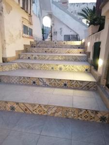 ファヴィニャーナにあるANTICO CORTILE Favignanaのタイル張りの建物内の一連の階段