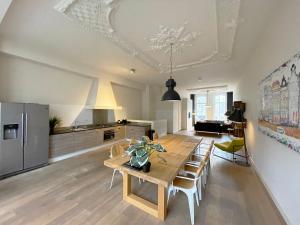 a kitchen and dining room with a table and chairs at Residences Jordan Canal in Amsterdam